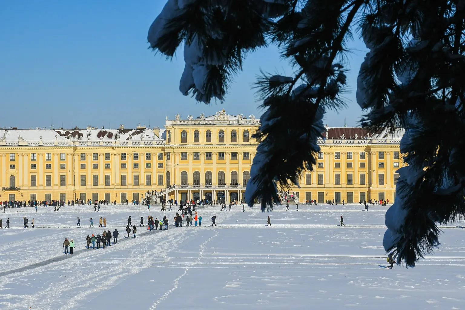 Archivní zimní fotografie paláce Schönbrunn ve Vídni; sníh na snímku není aktuální předpověď.