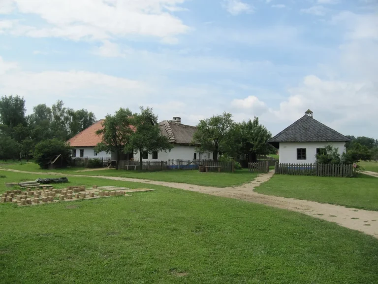 Bílé domy s doškovou a šindelovou střechou v areálu staveb z Horňácka ve skanzenu Strážnice