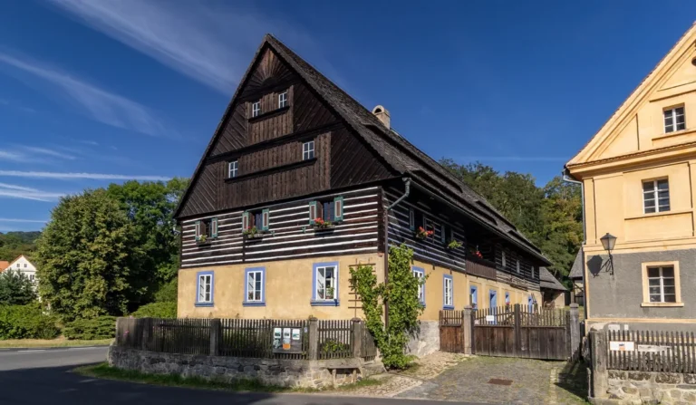 Patrový roubený chmelařský dům čp. 61 na návsi v Zubrnicích, jádro muzea v přírodě