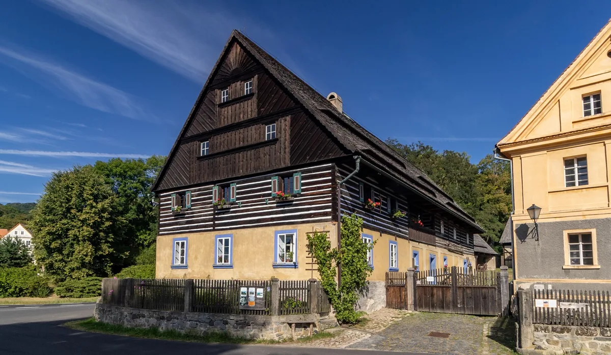 Patrový roubený chmelařský dům čp. 61 na návsi v Zubrnicích, jádro muzea v přírodě