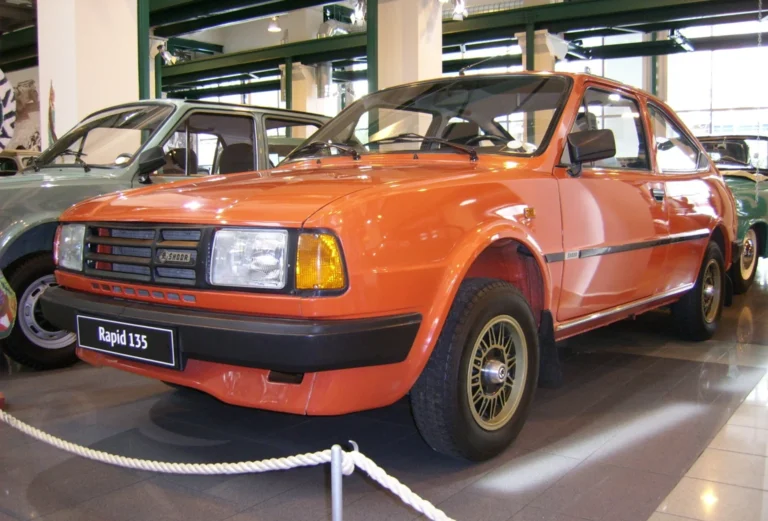Archivní muzejní expozice oranžového vozu Škoda Rapid 135
