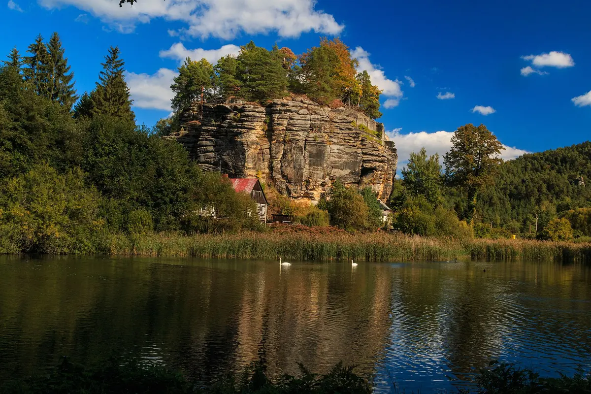Skalní hrad Sloup v Čechách nad vodní hladinou na archivní fotografii