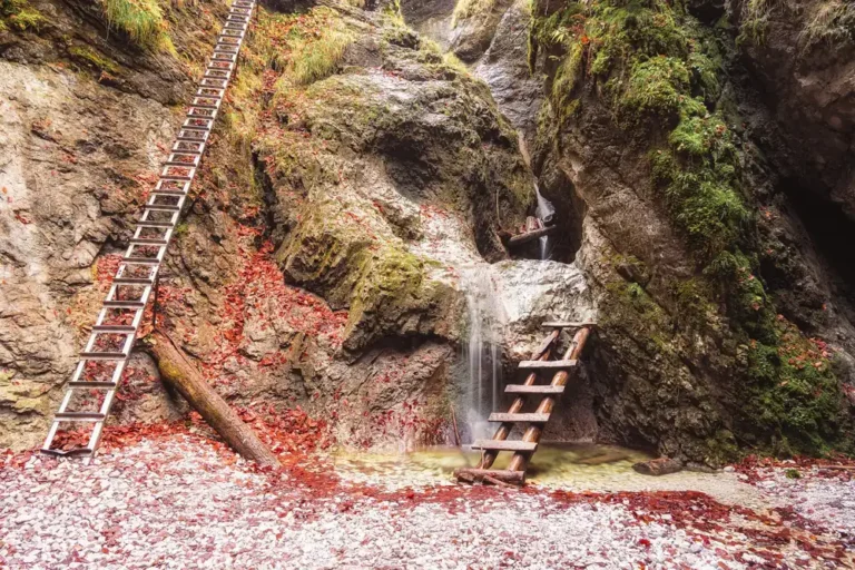 Žebříky u vodopádu ve Slovenském ráji, archivní fotografie technické turistické trasy.