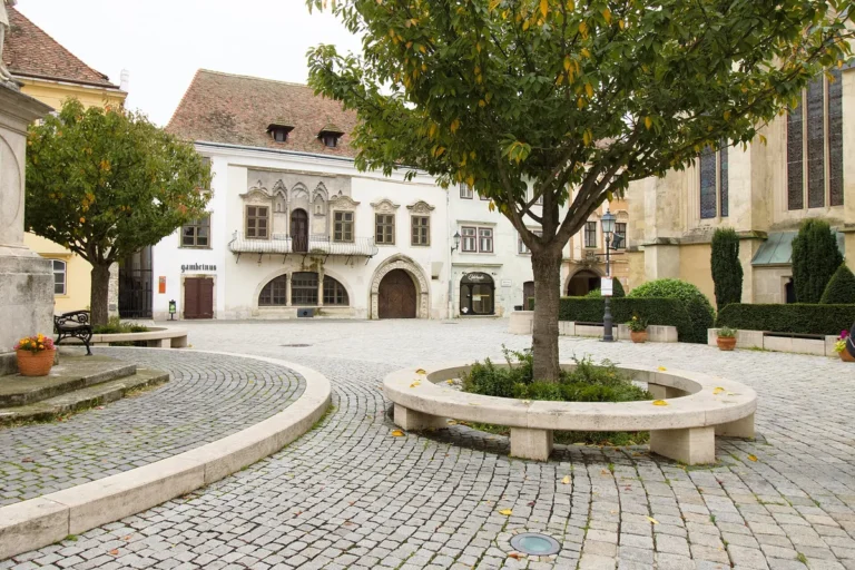Hlavní náměstí Fő tér v Šoproni s domem Gambrinus a gotickým benediktinským kostelem
