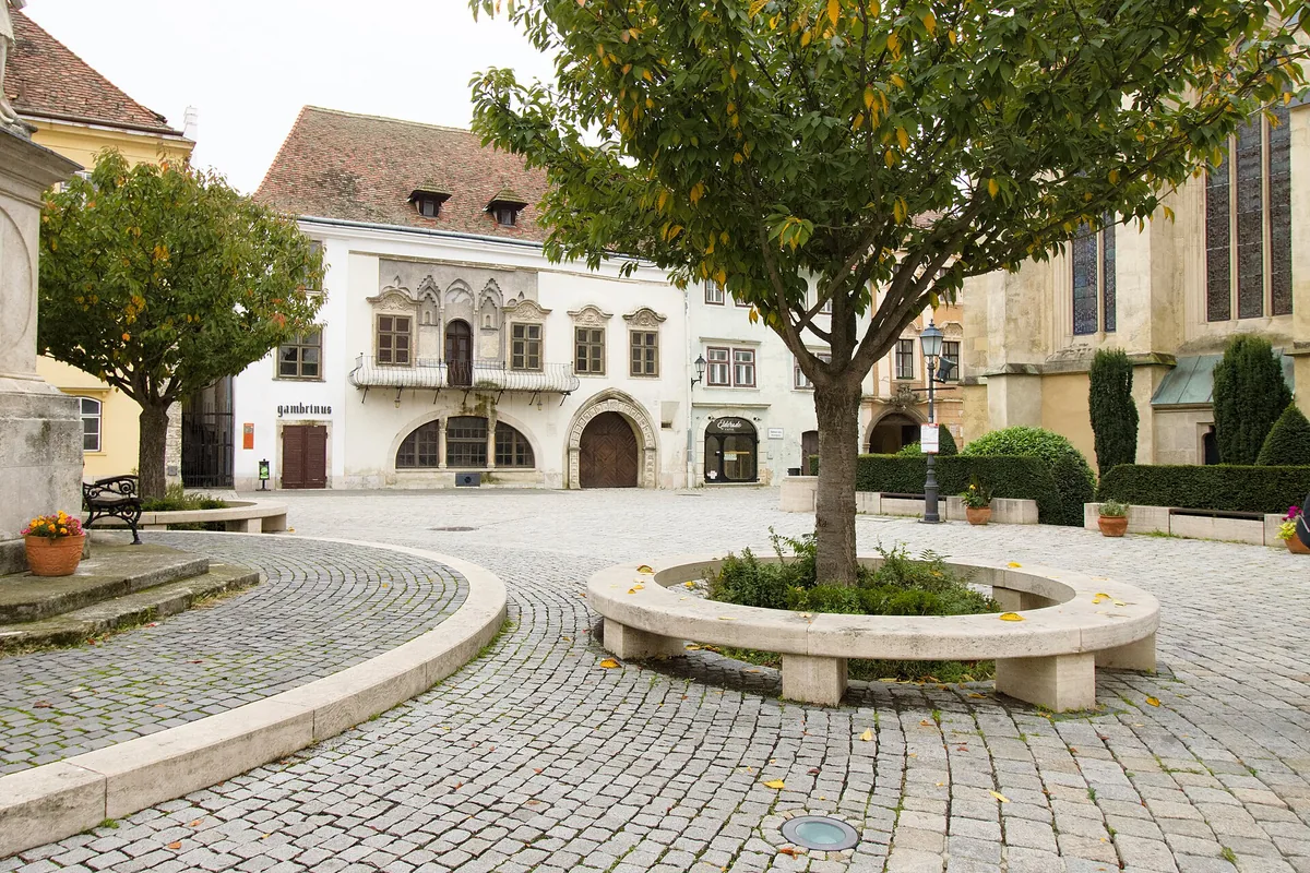 Hlavní náměstí Fő tér v Šoproni s domem Gambrinus a gotickým benediktinským kostelem