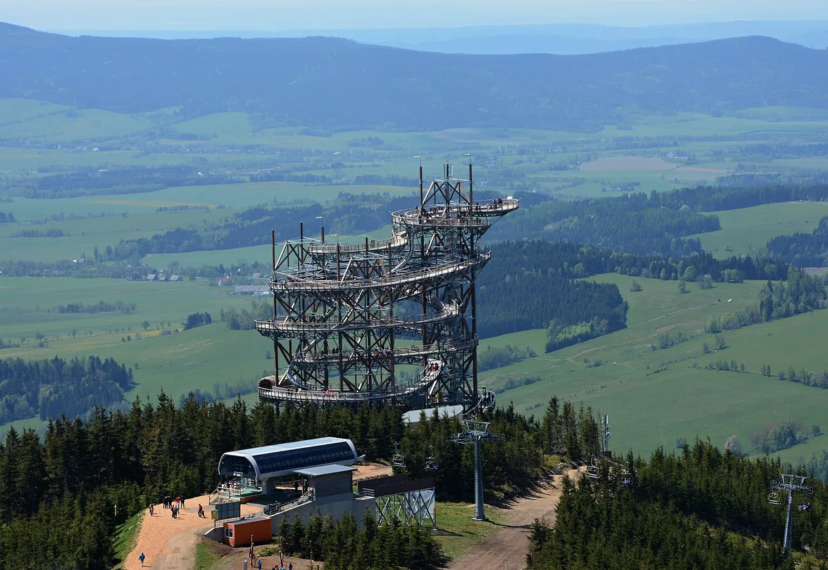 Dřevěná Stezka v oblacích nad horní stanicí lanovky Sněžník na Dolní Moravě