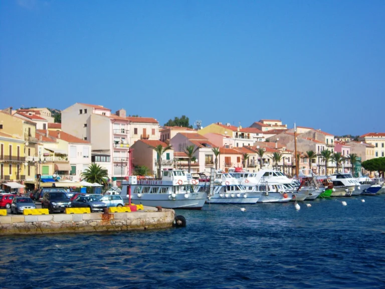 Přístav a město La Maddalena při pohledu z lodi