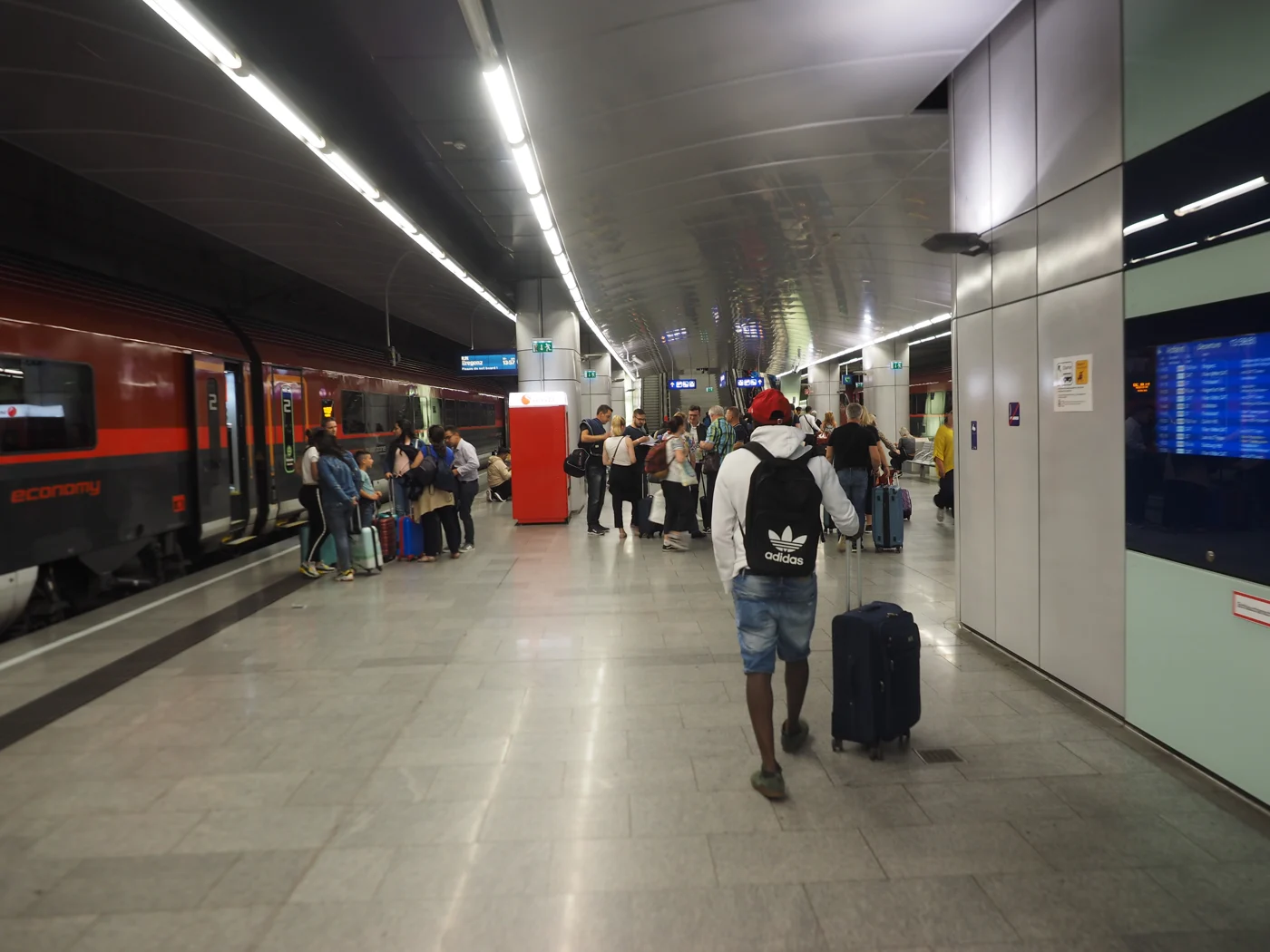 Nástupiště železniční stanice Flughafen Wien s vlakem Railjet