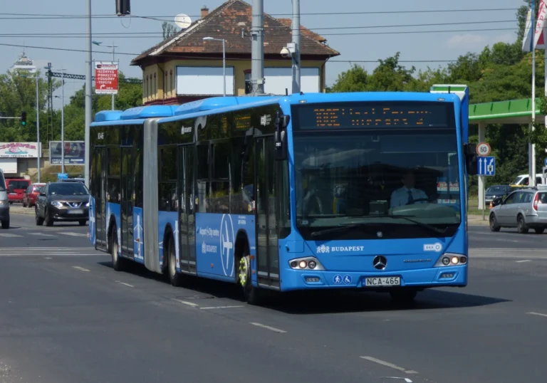 Autobus letištní linky 100E v Budapešti