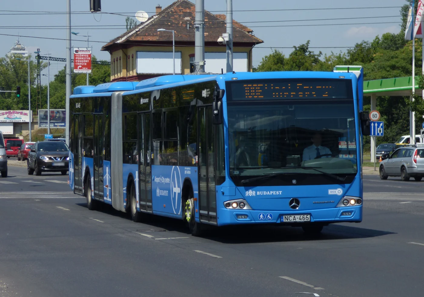 Autobus letištní linky 100E v Budapešti