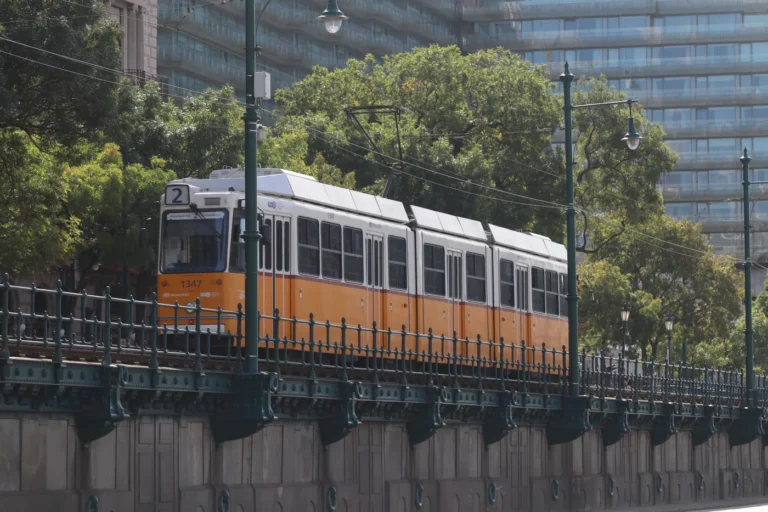 Žlutá tramvaj linky 2 v Budapešti