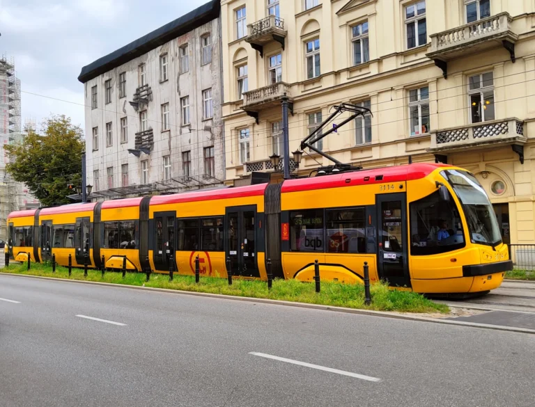 Varšavská tramvaj Pesa na městské lince