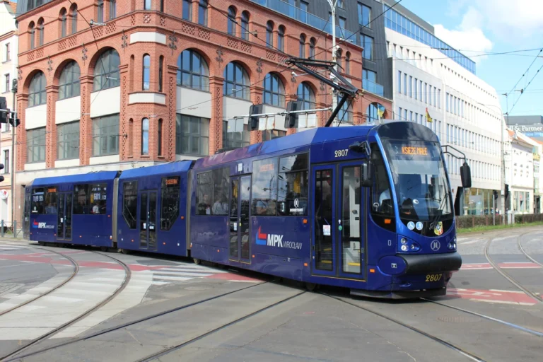 Modrá tramvaj Moderus Beta ve Vratislavi