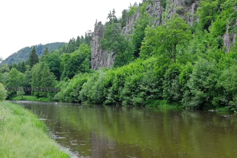 Žulové Svatošské skály a řeka Ohře na archivní fotografii