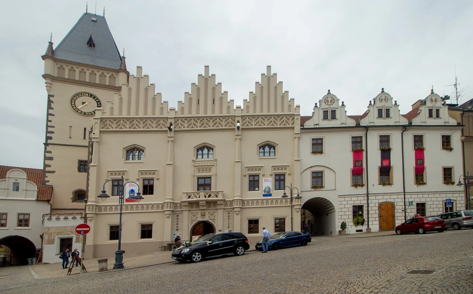 Průčelí staré radnice na Žižkově náměstí v Táboře.