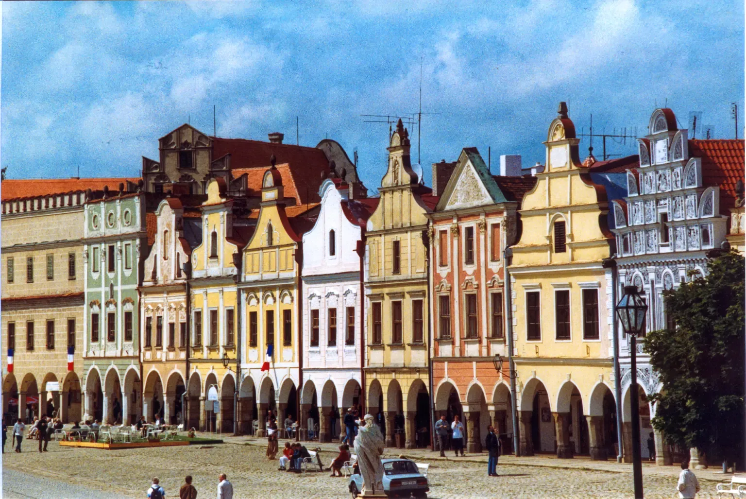 Barevné historické domy na náměstí Zachariáše z Hradce v Telči.