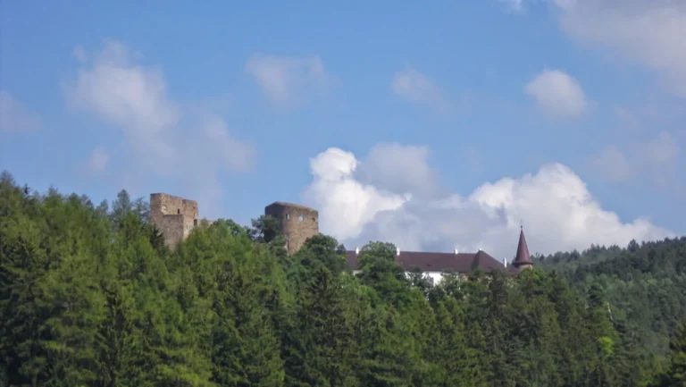 Hrad a zámecká část Velhartic nad zeleným svahem