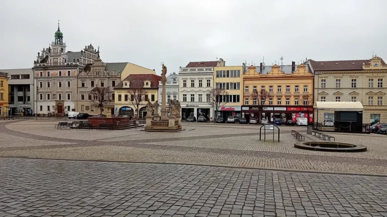Karlovo náměstí v Kolíně s mariánským sloupem, kašnou a novorenesanční radnicí, centrum města, ve kterém Vodní svět stojí