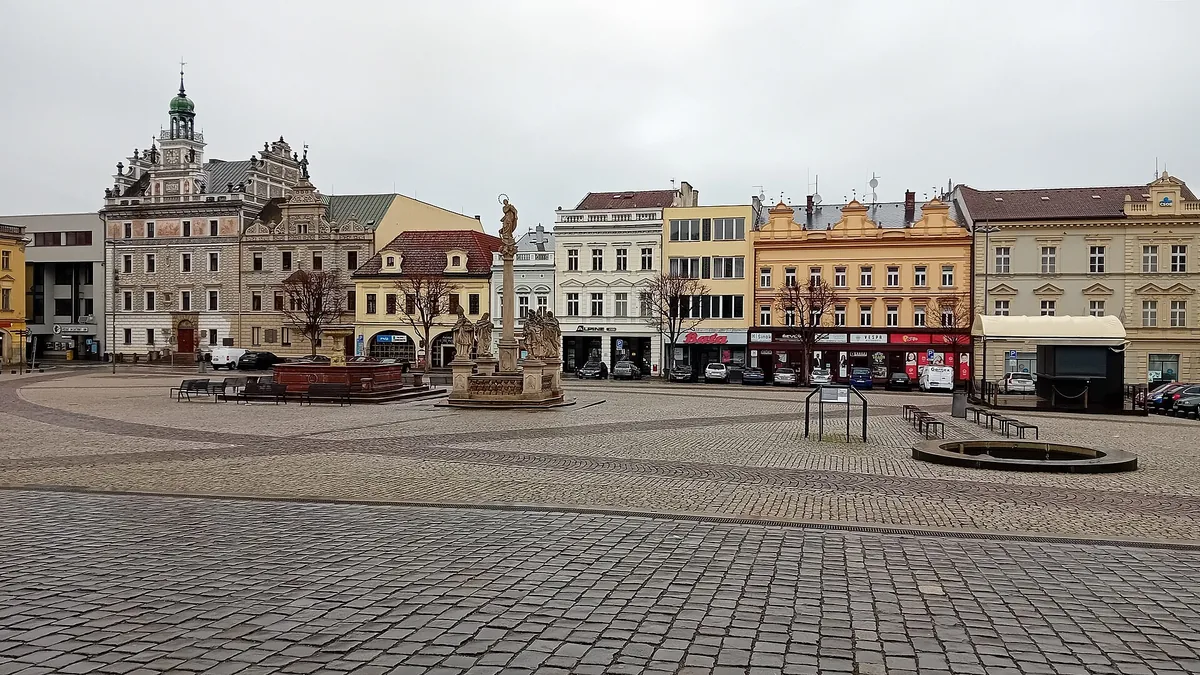 Karlovo náměstí v Kolíně s mariánským sloupem, kašnou a novorenesanční radnicí, centrum města, ve kterém Vodní svět stojí