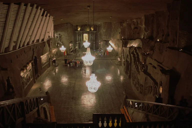 Podzemní kaple svaté Kingy v solném dole Wieliczka, archivní fotografie Ariana Zwegerse.