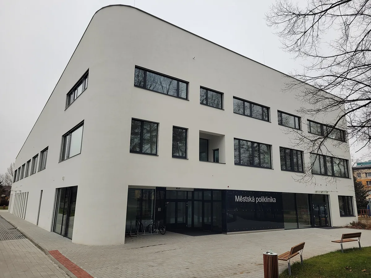 Budova městské polikliniky v Neratovicích s prosklenými vstupy