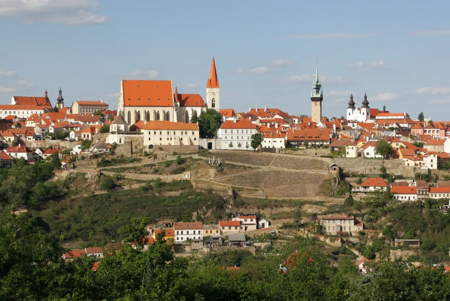 Panorama Znojma s městskými střechami a kostelem při pohledu od jihu.