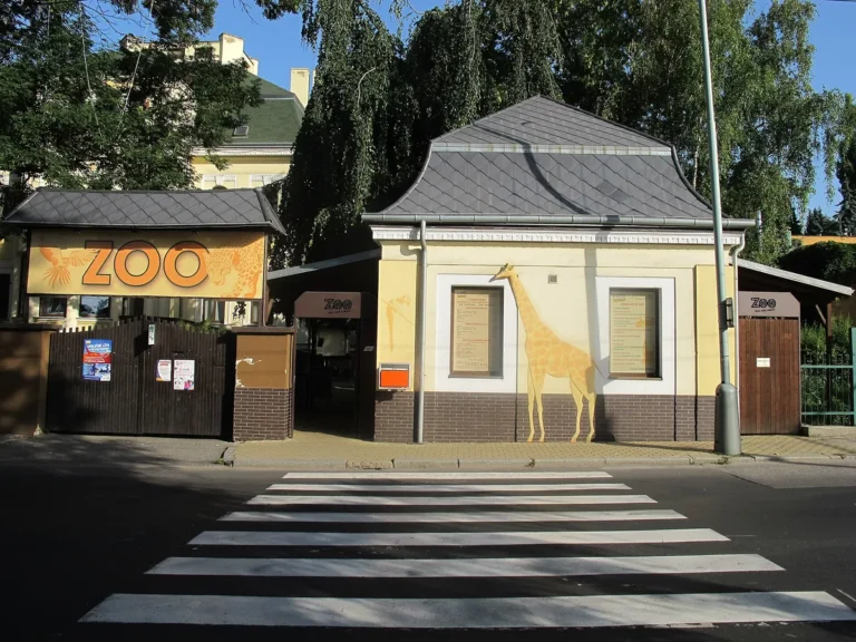 Dolní vstup do Zoo Ústí nad Labem s pokladnou v Drážďanské ulici