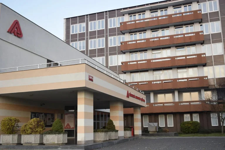 Vstup do budovy pobočky Všeobecné zdravotní pojišťovny v Písku, kde lze osobně požádat o nový průkaz pojištěnce