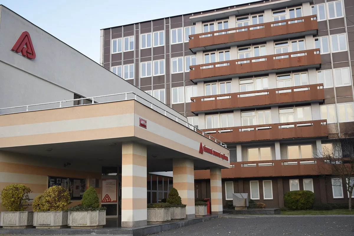 Vstup do budovy pobočky Všeobecné zdravotní pojišťovny v Písku, kde lze osobně požádat o nový průkaz pojištěnce