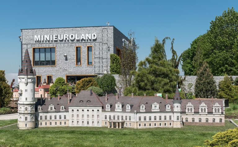 Model zámku před budovou parku Minieuroland v Kladsku