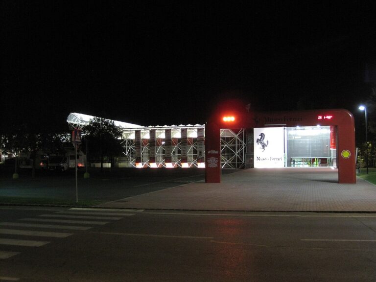 Osvětlené průčelí muzea Ferrari Maranello za tmy