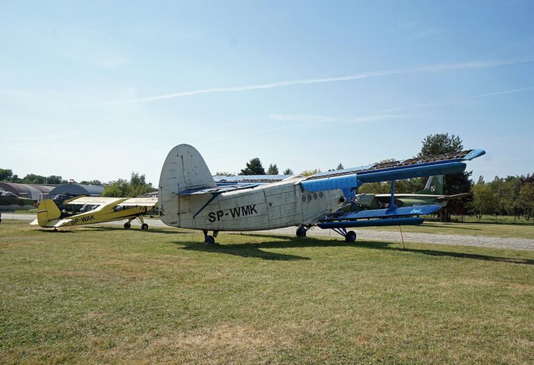 Dvouplošník An-2 vystavený venku v Muzeum Lotnictwa Polskiego v Krakově