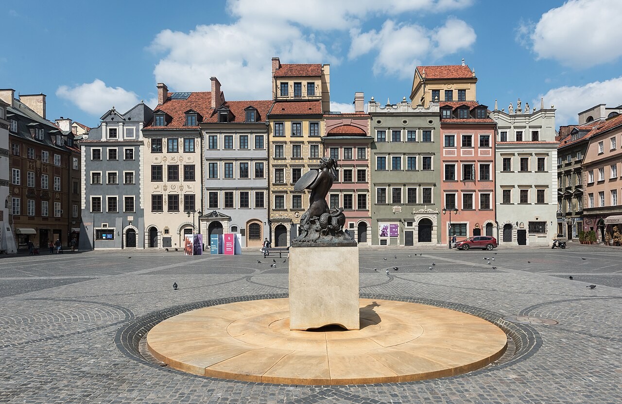 Severní strana staroměstského Rynku ve Varšavě s domy Muzea Varšavy