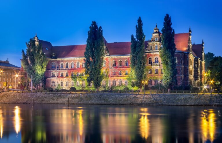 Osvětlená budova Národního muzea ve Vratislavi u Odry