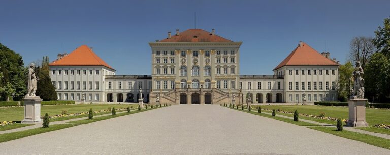 Průčelí hlavní budovy zámku Nymphenburg v Mnichově