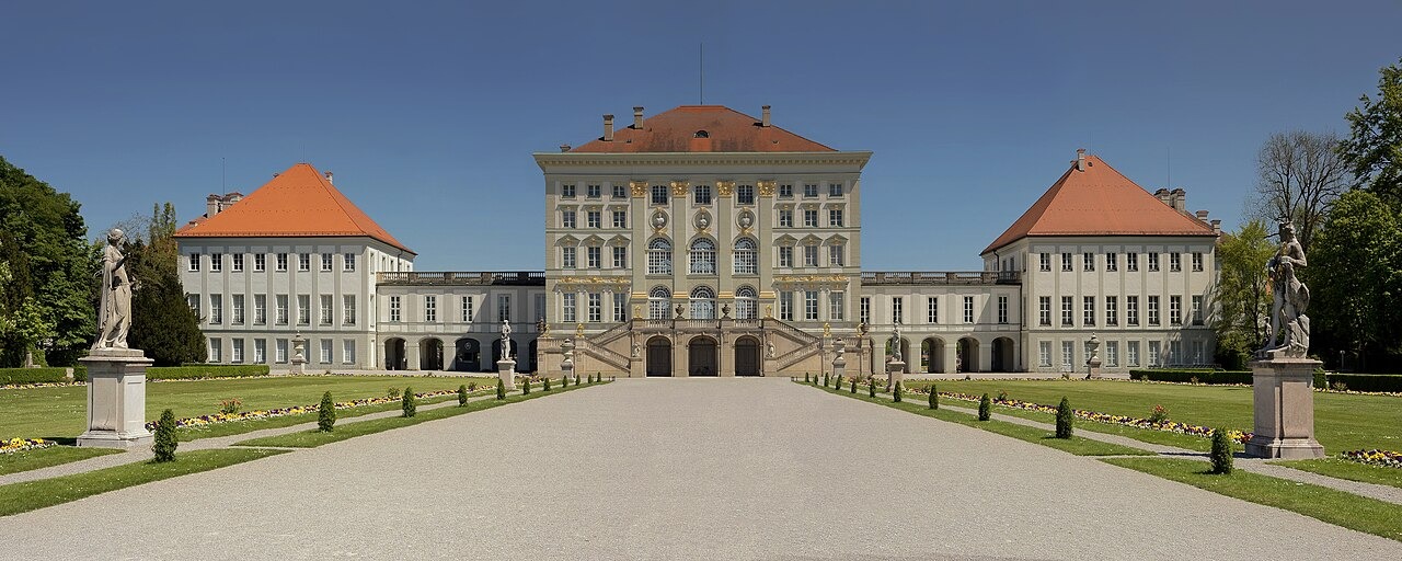 Průčelí hlavní budovy zámku Nymphenburg v Mnichově