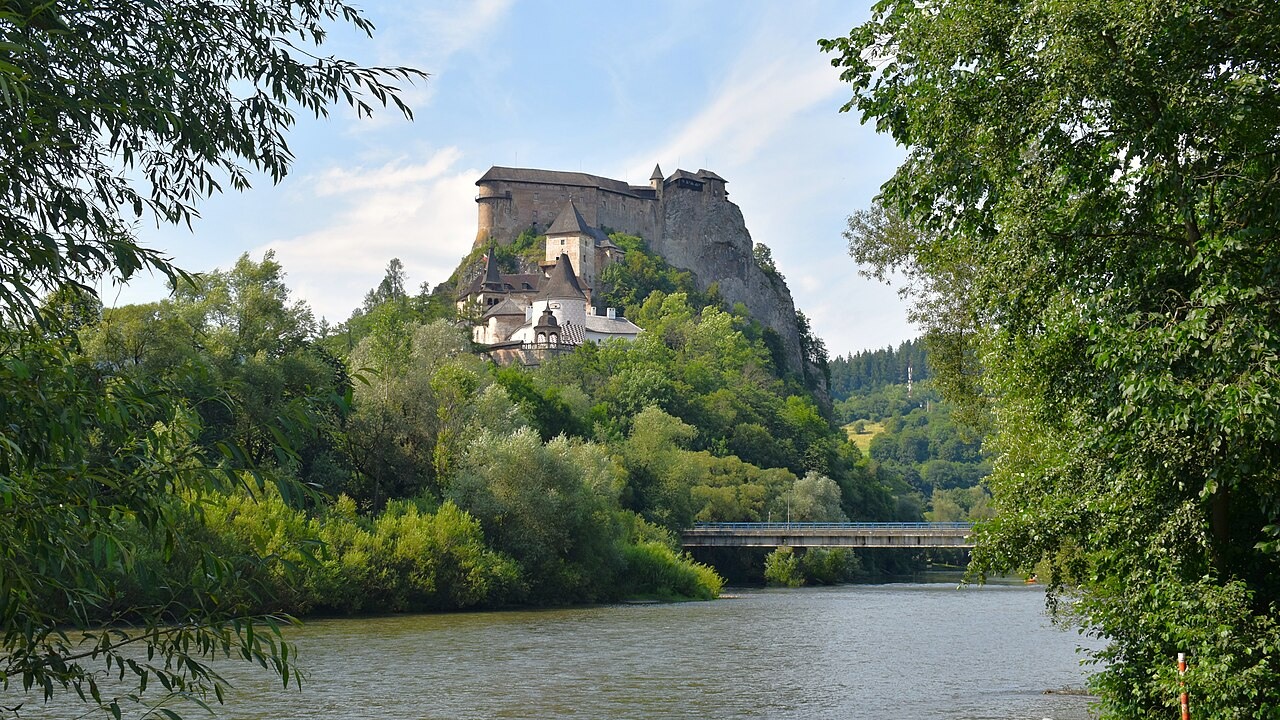 Oravský hrad na skále nad řekou Oravou a stromy v podhradí