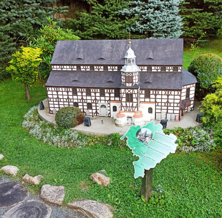Model hrázděného kostela Míru v Jaworu v parku miniatur v Kowarech