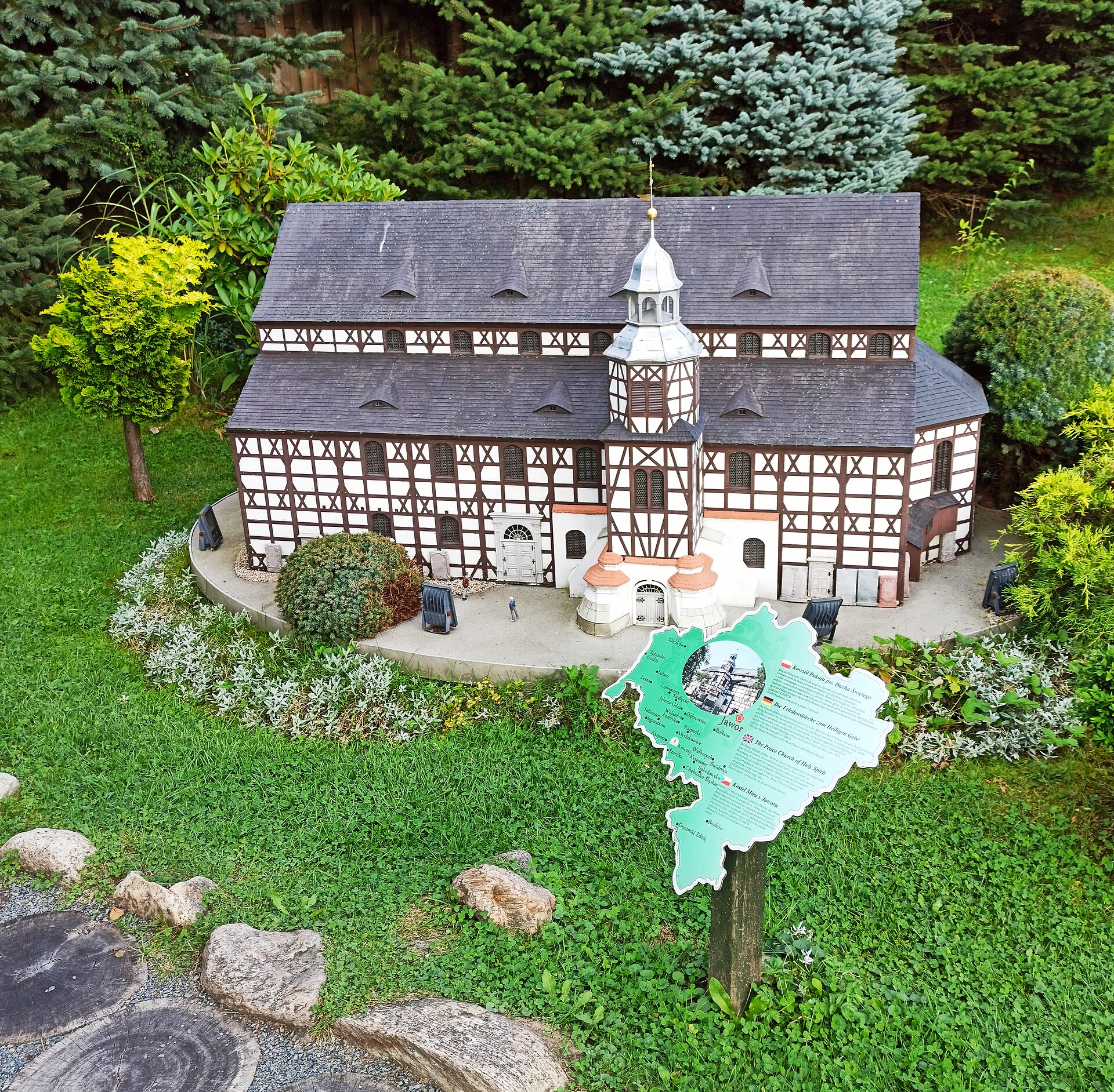 Model hrázděného kostela Míru v Jaworu v parku miniatur v Kowarech