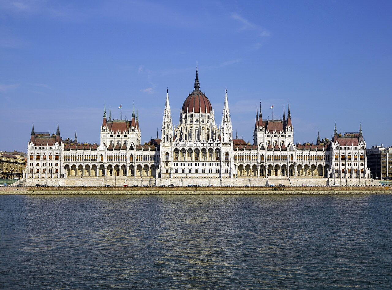 Maďarský parlament v Budapešti s velkou kopulí a průčelím u Dunaje