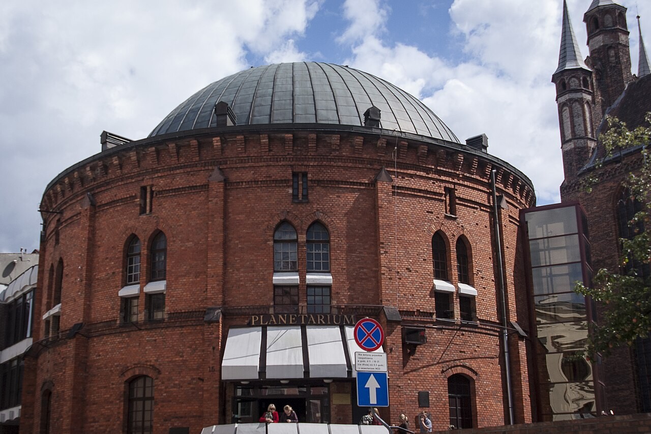 Budova planetária v Toruni při pohledu z ulice Franciszkańska