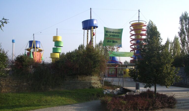 Vstup do Ravensburger Spieleland a barevné věže parku