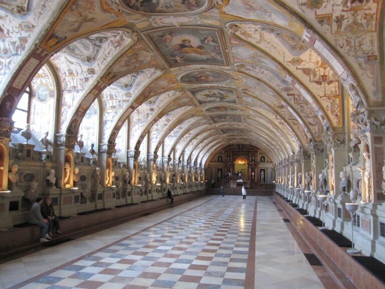 Dlouhý sál Antiquarium s klenbou a freskami v Rezidenci Mnichov
