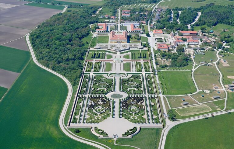 Pravidelné barokní zahrady a budova zámku Schloss Hof na letecké fotografii