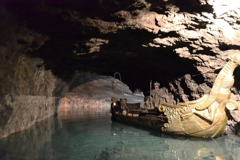 Loď a osvětlená vodní hladina uvnitř bývalého dolu Seegrotte