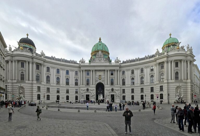 Průčelí vídeňského Hofburgu s Michaelerkuppel na Michaelerplatz
