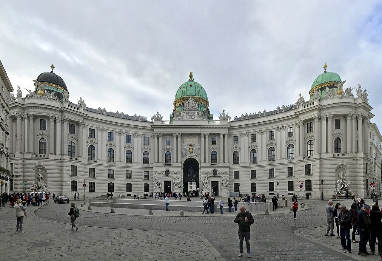 Průčelí vídeňského Hofburgu s Michaelerkuppel na Michaelerplatz