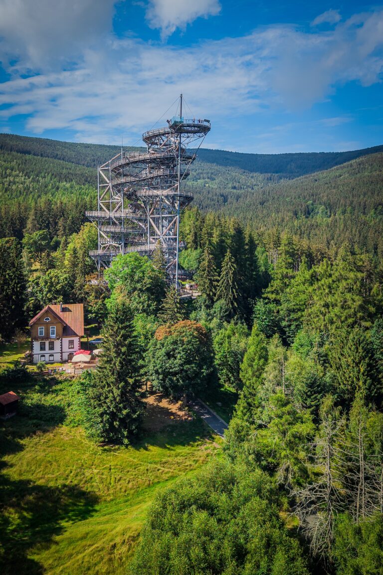 Věž Sky Walk nad městem Świeradów-Zdrój v polských Jizerských horách
