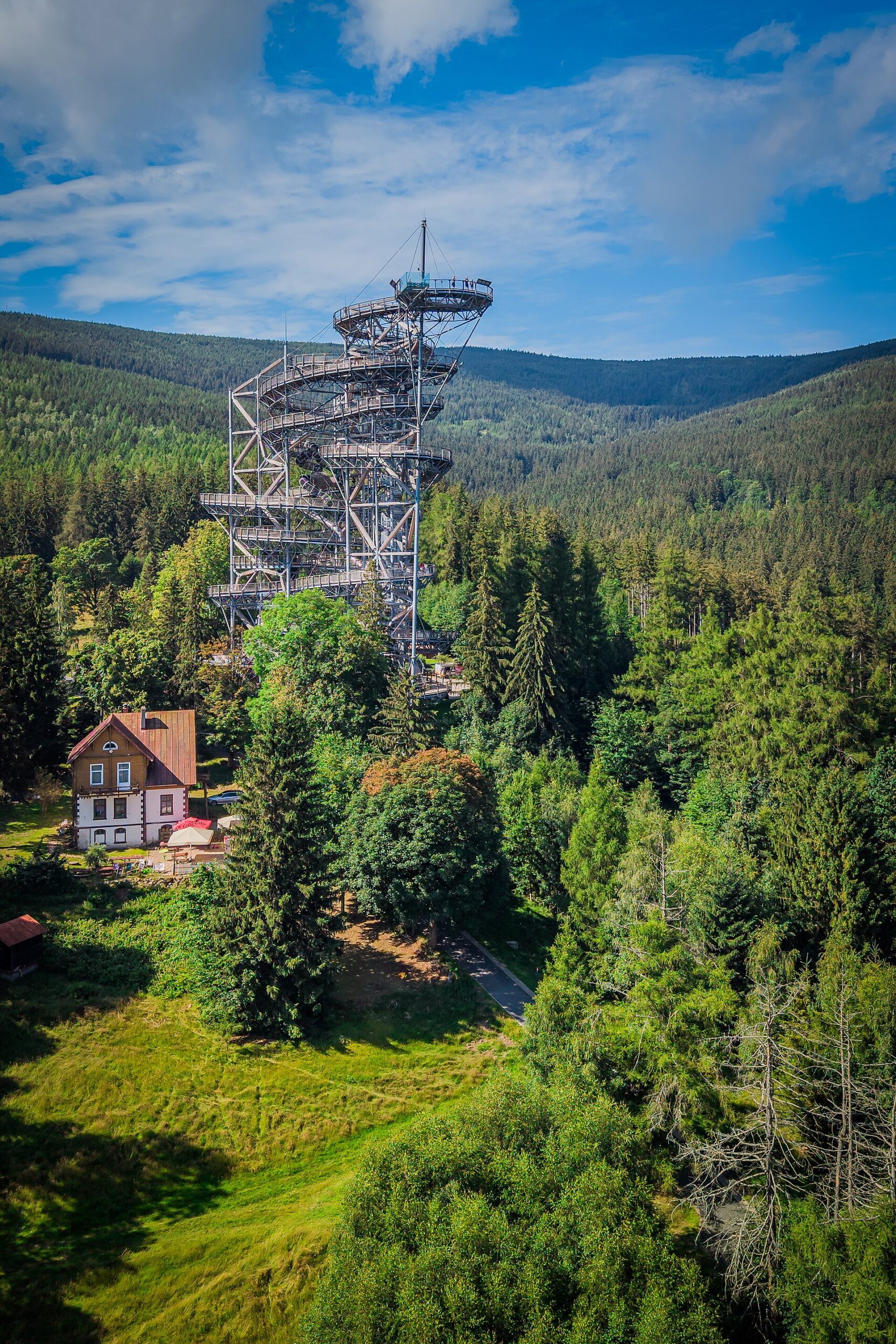 Věž Sky Walk nad městem Świeradów-Zdrój v polských Jizerských horách