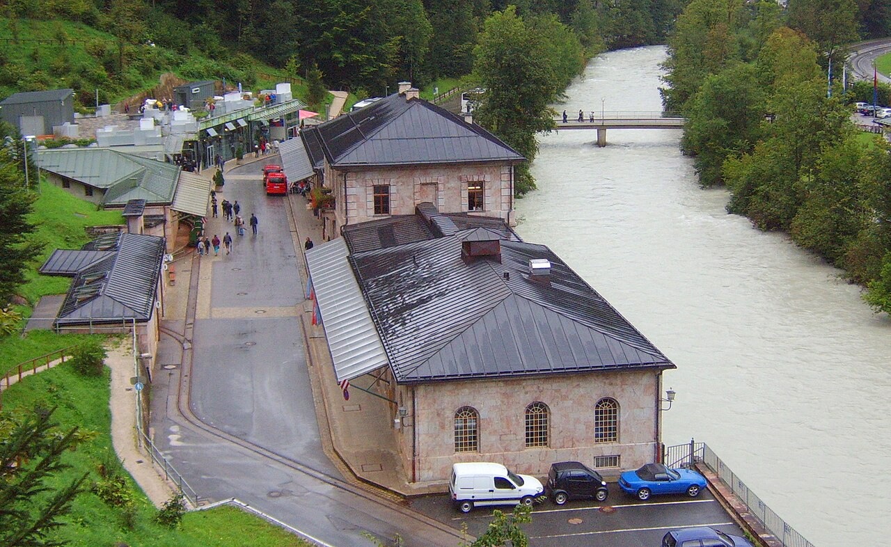 Budovy solného dolu Berchtesgaden u řeky